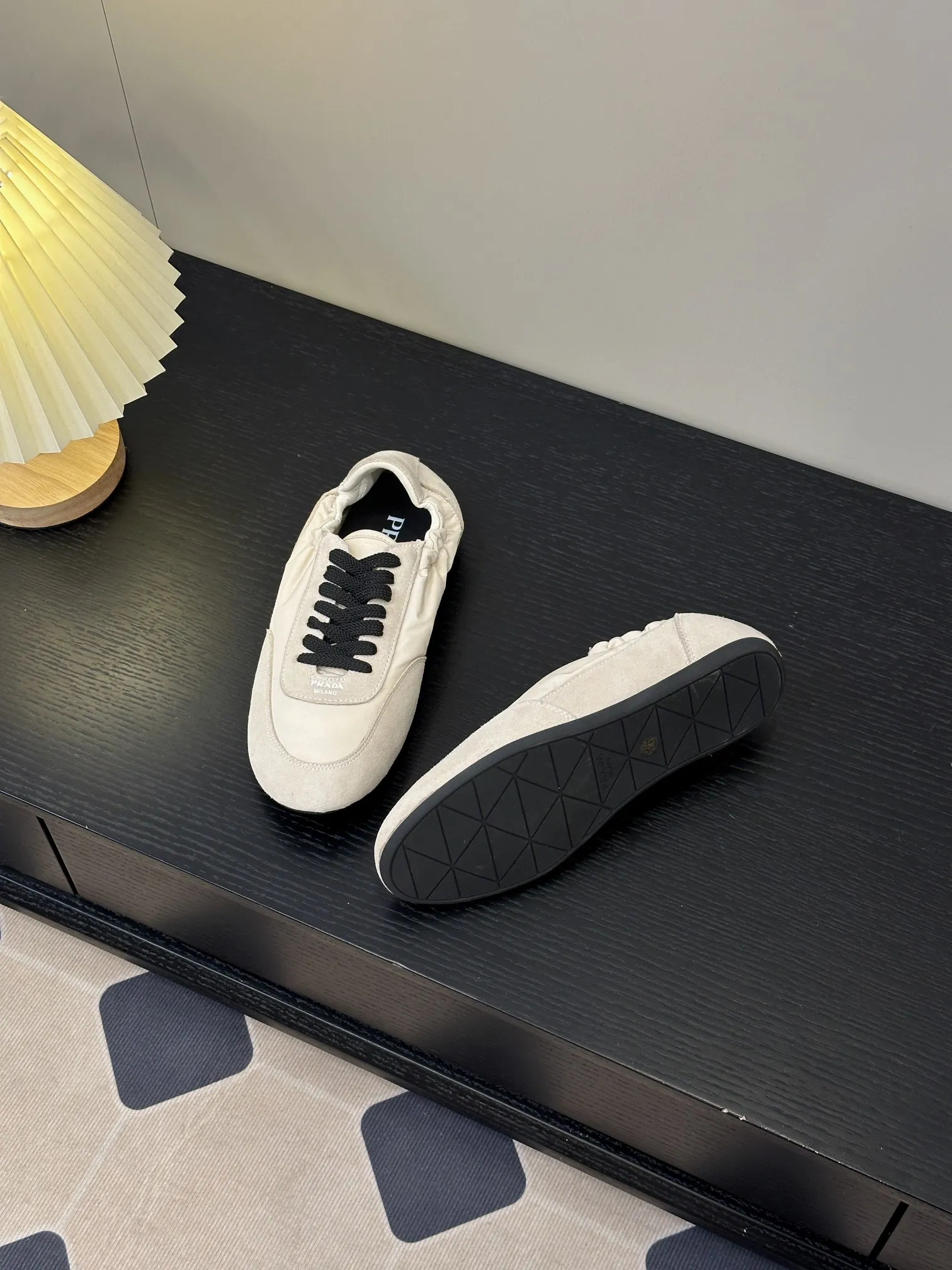 👟👟Ex-factory price 420👟👟 💠𝐏𝐑𝐀𝐃𝐀#Prada catwalk style lightweight thin-soled new moral training shoes casual shoes💠 outsole molded TPU❣️not made of rubber! The suede upper is textured, and the inner sheepskin is wrapped, which is soft and waxy. The insole is thickened with lambskin, which is extremely comfortable to step on, has a sense of support, and feels well wrapped. The shoe shape is full of wrapping, light, easy to wear, and practical. It is a casual shoe that makes you taller and longer legs! White is clean and refreshing, needed all year round, and can be easily worn with skirts and trousers. Upper: imported suede/original molded fabric. Lining: sheepskin. Outsole: TPU outsole! Different from cheap rubber soles on the market! Code number: 35-40 (40 customized)